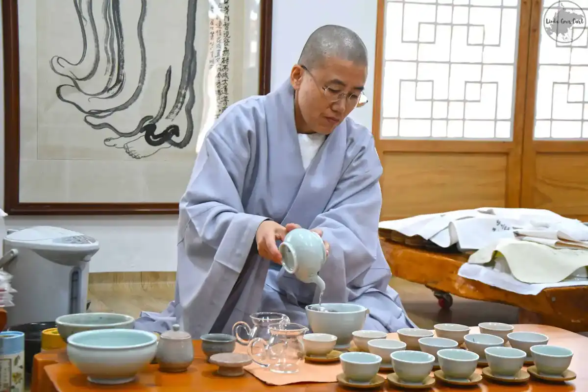 Koreaanse darye theeceremonie met traditionele kleding