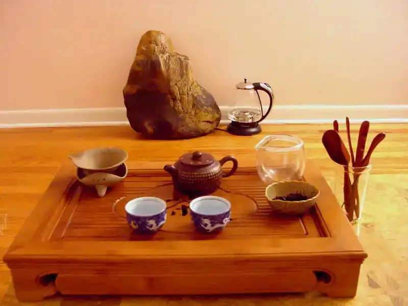 Gongfu theetafel met accessoires in Chinese traditie
