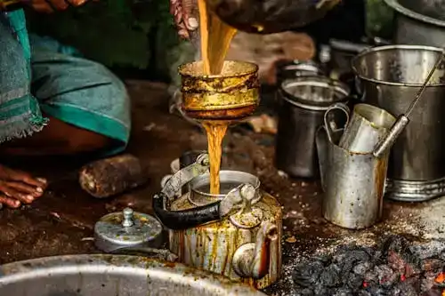 Indiase chai, straatkraam met stoom en kruiden