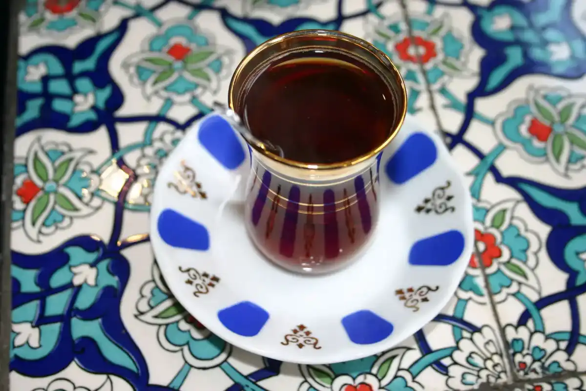 Turkse thee in karakteristiek smal glas