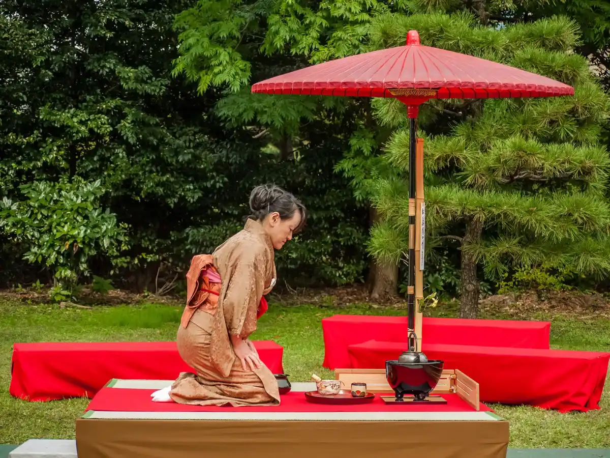 Japanse theeceremonie, serene omgeving en traditionele gereedschappen